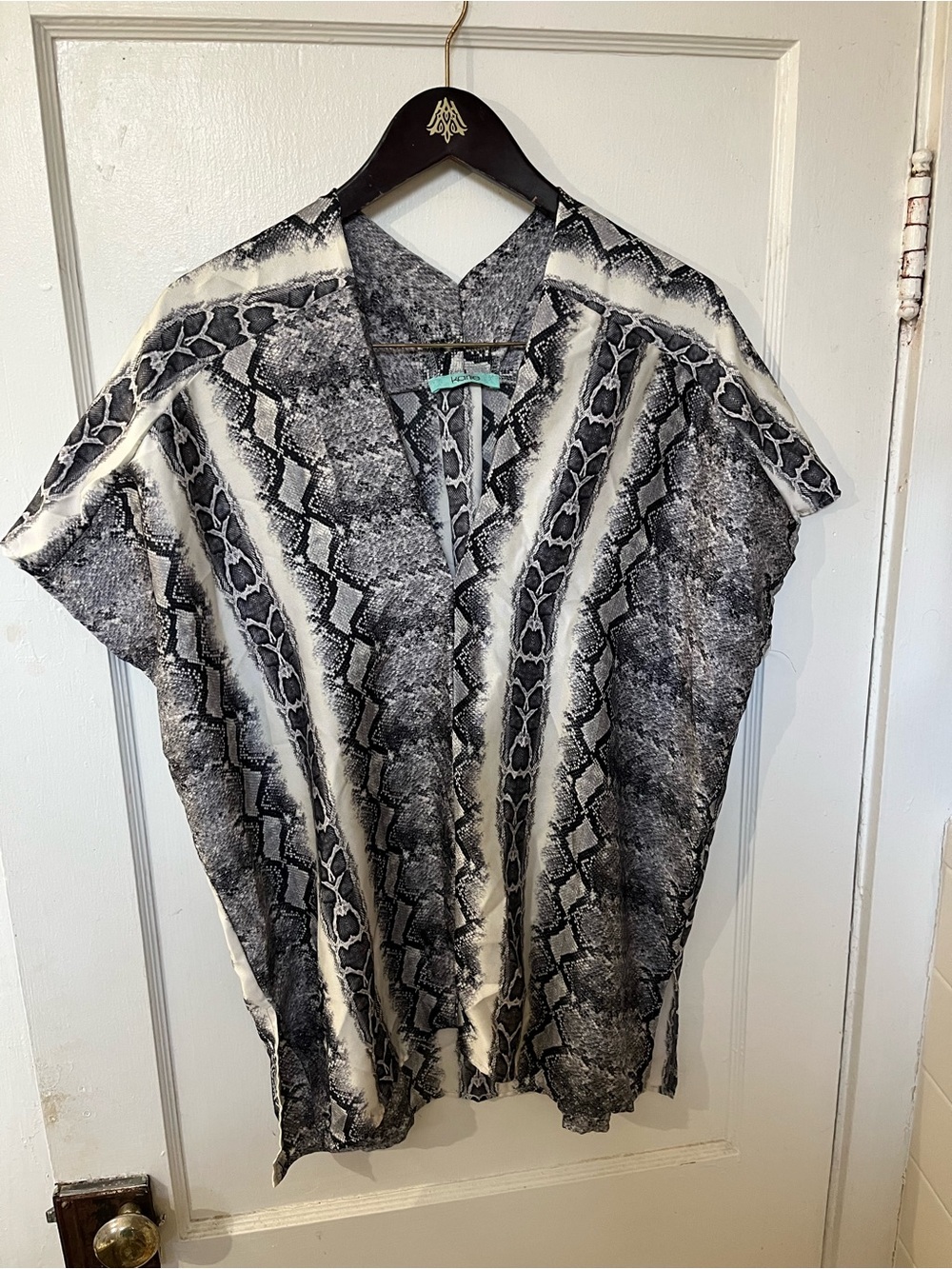 Karlie Snake Print Top Womens Small Grey Python Kimono Poncho V-Neck Blouse EUC